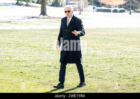 Washington, Usa. Januar 2024. Präsident Joe Biden winkt der Presse zu, als er ins Weiße Haus zurückkehrt. Quelle: SOPA Images Limited/Alamy Live News Stockfoto