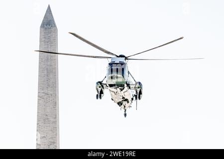 Washington, Usa. Januar 2024. Marine One, mit Präsident Joe Biden, fliegt am Washington Monument vorbei, während es auf dem Südrasen des Weißen Hauses landet. Quelle: SOPA Images Limited/Alamy Live News Stockfoto