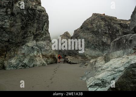 Wanderer spazieren durch die Exposed Rocks at Low Tide auf dem Coastal Trail im Redwood National Park Stockfoto