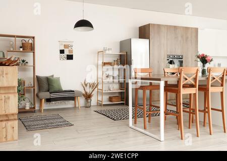 Innenraum der Küche mit Tisch und Regalen Stockfoto