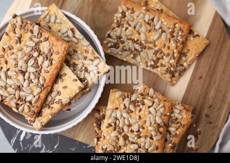 Cerealien Cracker mit Flachs, Sonnenblumen und Sesamsamen auf dem Tisch, Blick von oben Stockfoto