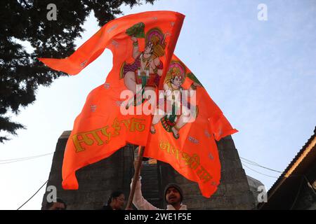 22. Januar 2024, Srinagar Kashmir, Indien: Hindugeweihte halten Fahnen und schreien Slogans während der Einweihung des neu erbauten Lord RAM Tempels in Ayodhya in Srinagar. Der Ayodhya RAM Tempel wird mit Tausenden von Würdenträgern eingeweiht. Der indische Premierminister Narendra Modi führt zusammen mit einem Team von Priestern die wichtigsten Rituale des „Pran pratishtha“ durch. In der Tempelstadt wurde die Sicherheit verstärkt, und das Personal der Rapid Action Force wurde an strategischen Orten eingesetzt. Am 22. Januar 2024 In Srinagar Kaschmir, Indien. (Foto: Firdous Nazir/Eyepix Group) Stockfoto