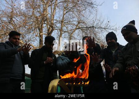 22. Januar 2024, Srinagar Kashmir, Indien: Hindugeweihte beten vor dem Shankaracharya Tempel während der Einweihung des neu erbauten Lord RAM Tempels in Ayodhya in Srinagar. Der Ayodhya RAM Tempel wird mit Tausenden von Würdenträgern eingeweiht. Der indische Premierminister Narendra Modi führt zusammen mit einem Team von Priestern die wichtigsten Rituale des „Pran pratishtha“ durch. In der Tempelstadt wurde die Sicherheit verstärkt, und das Personal der Rapid Action Force wurde an strategischen Orten eingesetzt. Am 22. Januar 2024 In Srinagar Kaschmir, Indien. (Foto: Firdous Nazir/Eyepix Group) Stockfoto