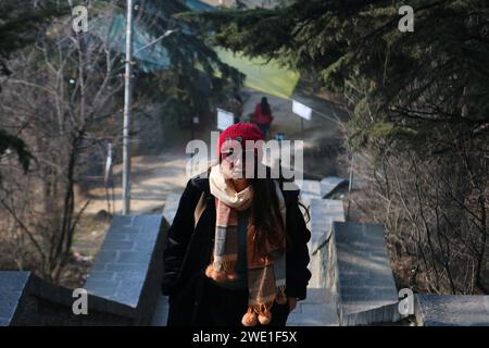 Srinagar Kaschmir, Indien. Januar 2024. Ein hinduistischer Anhänger kommt, um an Gebeten im Shankaracharya Tempel während der Einweihung des neu erbauten Lord RAM Tempels in Ayodhya in Srinagar teilzunehmen. Der Ayodhya RAM Tempel wird mit Tausenden von Würdenträgern eingeweiht. Der indische Premierminister Narendra Modi führt zusammen mit einem Team von Priestern die wichtigsten Rituale des „Pran pratishtha“ durch. In der Tempelstadt wurde die Sicherheit verstärkt, und das Personal der Rapid Action Force wurde an strategischen Orten eingesetzt. Am 22. Januar 2024 In Srinagar Kaschmir, Indien. (Bild: © Firdous Nazir/Okularis Stockfoto