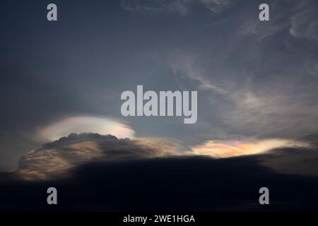 Seltenes Wolkenirideszenzphänomen in Malaysia Stockfoto