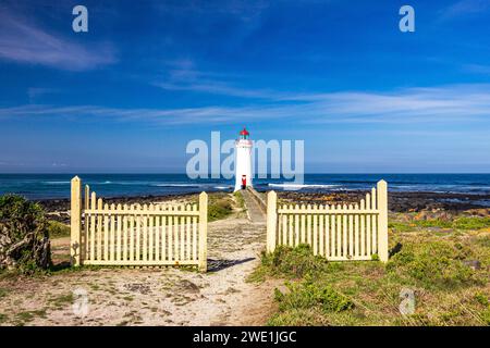 Restaurierte alte Zäune und historischer Port Fairy Lighthouse am Ufer der Griffiths Island of Port Fairy in Victoria, Australien. Stockfoto