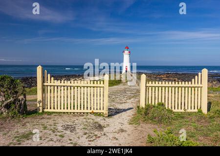 Restaurierte alte Zäune und historischer Port Fairy Lighthouse am Ufer der Griffiths Island of Port Fairy in Victoria, Australien. Stockfoto