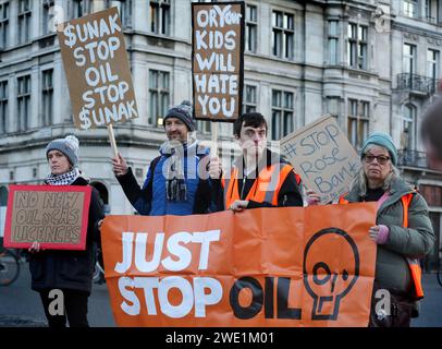 Die Demonstranten halten Plakate hoch und stehen während der Demonstration hinter einem „Just Stop Oil“-Banner. Umweltschützer versammeln sich vor den Houses of Parliament, um gegen das Offshore Licensing Bill zu protestieren. Das Gesetz erhält seine zweite Lesung heute (22. Januar 2024), wenn es verabschiedet wird, wird das Offshore Petroleum Licensing Bill es Unternehmen erlauben, sich jedes Jahr um neue Lizenzen für die Nordsee zu bewerben. Die Behörden haben bereits angekündigt, mehr als 100 neue Öl- und Gaslizenzen in der Nordsee zu vergeben. (Foto: Martin Pope/SOPA Images/SIPA USA) Stockfoto