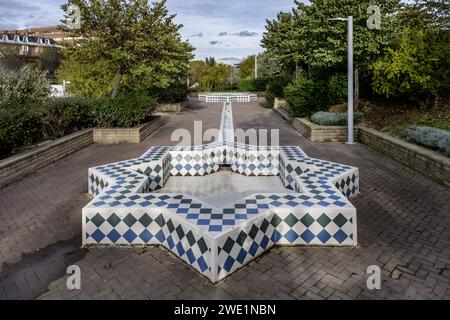 Springbrunnen im arabischen Stil in einem Stadtpark mit vielen Laubbäumen Stockfoto