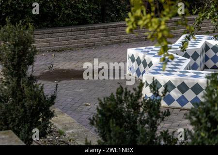 Springbrunnen im arabischen Stil in einem Stadtpark, der durch die Äste vieler Laubbäume gesehen wird Stockfoto