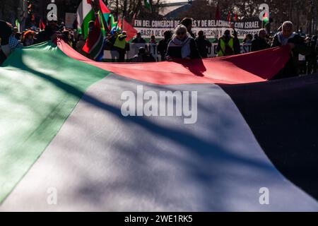 Madrid, Spanien. Januar 2024. Demonstranten halten während einer Demonstration eine riesige palästinensische Flagge. Tausende Demonstranten fordern während einer pro-palästinensischen Demonstration in Madrid einen Waffenstillstand in Palästina. Quelle: SOPA Images Limited/Alamy Live News Stockfoto