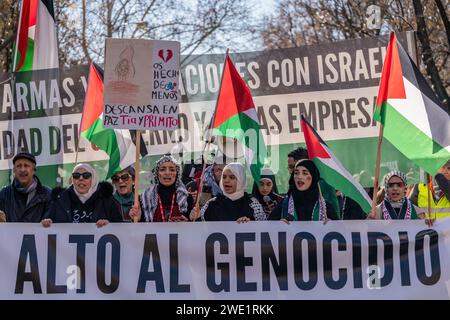 Madrid, Spanien. Januar 2024. Die Demonstranten halten palästinensische Fahnen und Banner, die während der Demonstration ihre Meinung zum Ausdruck bringen. Tausende Demonstranten fordern während einer pro-palästinensischen Demonstration in Madrid einen Waffenstillstand in Palästina. Quelle: SOPA Images Limited/Alamy Live News Stockfoto