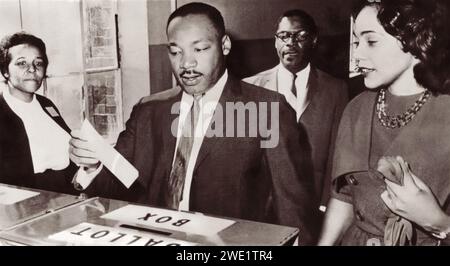 Martin Luther King Jr., zusammen mit seiner Frau Coretta Scott King, gaben ihre Stimmen am 3. November 1964 an einer Wahlurne in Atlanta, Georgia, ab. (USA) Stockfoto