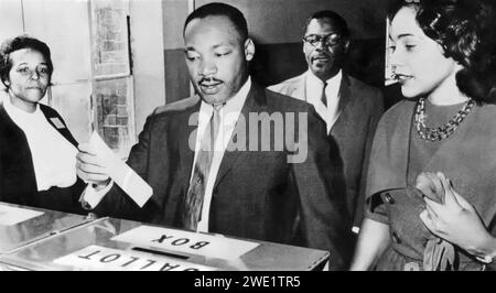 Martin Luther King Jr., zusammen mit seiner Frau Coretta Scott King, gaben ihre Stimmen am 3. November 1964 an einer Wahlurne in Atlanta, Georgia, ab. (USA) Stockfoto