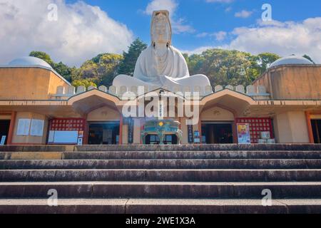 Kyoto, Japan - März 30 2023: Der Ryozen Kannon-Tempel ist ein Kriegsdenkmal, das den Gefallenen beiden Seiten des Pazifikkriegs gewidmet ist Stockfoto