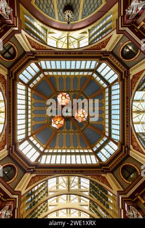 London, Großbritannien - 26. August 2022: Ikonisches lackiertes Dach des Leadenhall Market. Baujahr 1881. Es gibt viele Bars, Restaurants und Geschäfte. Berühmter Tourist sig Stockfoto