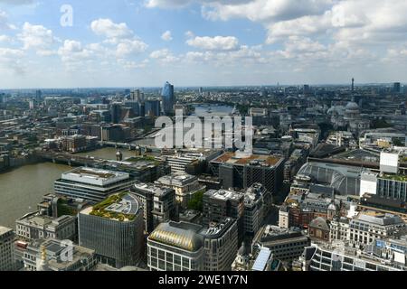 Gebäude am Flussufer im Zentrum Londons von oben in Großbritannien. Stockfoto