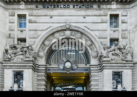 London, England - 27. August 2022: Eingang zur U-Bahnstation Waterloo in London, England, Großbritannien. Stockfoto