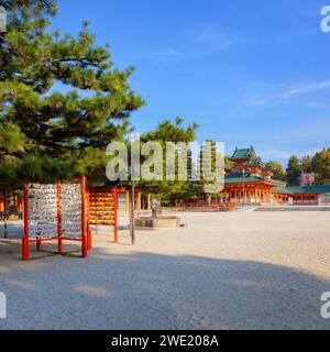 Kyoto, Japan - 2. April 2023: Heian-Schrein, erbaut anlässlich des 1100. Jahrestages der Gründung der Hauptstadt in Kyoto, gewidmet den Geistern von Kyoto Stockfoto