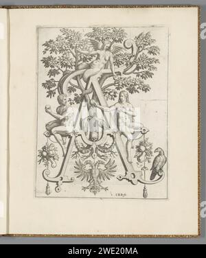 Letter A traf Adam an Eva, 1595 Druck Ornamentaler Brief A mit der Versuchung und dem Fall von Adam und Eva. Hinter dem Buchstaben der Baum des Guten und Bösen. Auf dem Brief und im Baum steht die Schlange, die Eva einen Apfel anbietet. Eva gibt Adam eine Frucht, der auch eine Frucht hat. In der Mitte eines Doppeladlers. Verso-Verse in lateinischer und deutscher Sprache. Drucken ist Teil eines Albums. Frankfurter Papierstich / Buchdruck Versuchung und Herbst (Szenen mit Adam und Eva). Adam und Eva halten (und essen möglicherweise) die Früchte. Buchstaben, Alphabet, Schrift. Ornament  grotesk Stockfoto