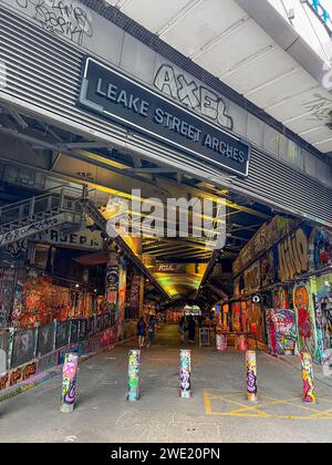 Southbank London, England, Großbritannien - 27. August 2022: Leake Street Arches ist eine Reihe von Tunneln, in denen Besucher malen, essen oder shoppen können. Stockfoto