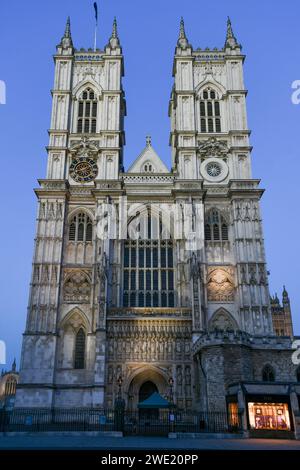 Türme des Äußeren der Westminster Abbey in London, Großbritannien in der Abenddämmerung. Stockfoto