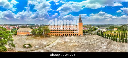 Da Lat Pädagogische Hochschule am Morgen, mit seiner einzigartigen bogenförmigen französischen Architektur, bildet dieser Ort Lehrer aus, um Schüler in da zu unterrichten Stockfoto