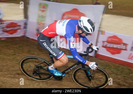 Benidorm, Gemeinde Valencia, Spanien. Januar 2024. Benidorm, Spanien, 21. Januar 2024: Der Radfahrer Paul Seixas (3) während des Juniorentests der Männer der UCI Cyclo-Cross-Weltmeisterschaft 2024 am 21. Januar 2024 im Parque Foietes in Benidorm, Spanien. (Kreditbild: © Alberto Brevers/Pacific Press via ZUMA Press Wire) NUR REDAKTIONELLE VERWENDUNG! Nicht für kommerzielle ZWECKE! Stockfoto