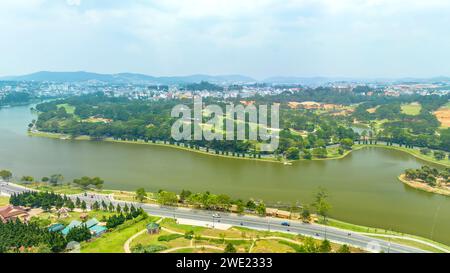 Luftaufnahme von Da Lat Stadt schöne touristische Destination in zentralen Hochland Vietnam. Stadtentwicklung Textur, grüne Parks und Stadtsee. Stockfoto
