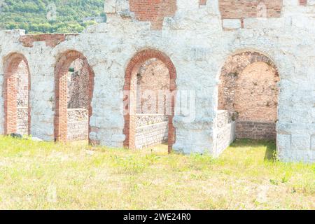 Teil des Amphitheaters sind die Ruinen eines architektonischen Überrestes des antiken römischen Theaters aus dem 1. Jahrhundert in Gubbio, Umbrien in Italien. Stockfoto