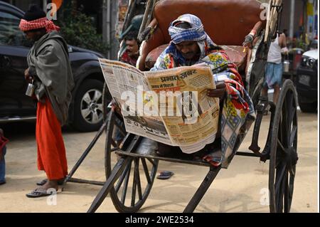 Kalkutta, Indien. Januar 2024. KOLKATA, INDIEN - 22. JANUAR: Ein Rikscha-Puller liest am 22. Januar 2024 in Kalkutta, Indien, eine Zeitung über die Idol-Weihe RAM Lalla. (Foto: Samir Jana/Hindustan Times/SIPA USA) Credit: SIPA USA/Alamy Live News Stockfoto