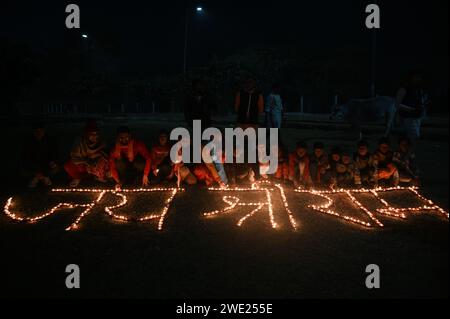 Noida, Indien. Januar 2024. NOIDA, INDIEN - 22. JANUAR: Die Menschen zündeten am Tag von Pran Pratishtha von Lord Rama in Ayodhya, Sektor 14A, in Noida, Indien, am Montag, Januar 2024. (Foto: Sunil Ghosh/Hindustan Times/SIPA USA) Credit: SIPA USA/Alamy Live News Stockfoto