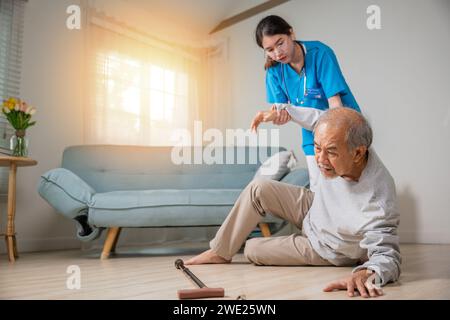 Asiatischer älterer Mann fiel auf den Boden und eine Krankenschwester kam, um zu helfen Stockfoto