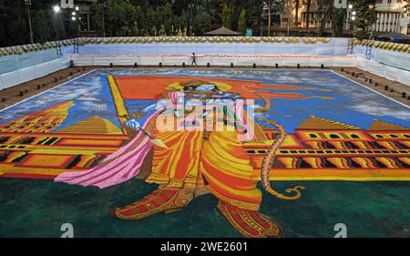 Mumbai, Indien. Januar 2024. Ein Rangoli (eine traditionelle indische Kunstform mit farbigem Pulver) der hinduistischen Gottheit Lord RAM ist auf dem Boden in Mumbai dekoriert. Rangoli wurde auf dem Boden dekoriert, um der Weihe des Tempels des Hindugottes Lord RAM in Ayodhya im Bundesstaat Uttar Pradesh zu gedenken. (Foto: Ashish Vaishnav/SOPA Images/SIPA USA) Credit: SIPA USA/Alamy Live News Stockfoto