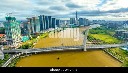 Blick aus der Vogelperspektive auf die Ba Son Brücke, die den Verkehr mit dem Handelszentrum über den Saigon River in Ho Chi Minh City, Vietnam, verbindet Stockfoto