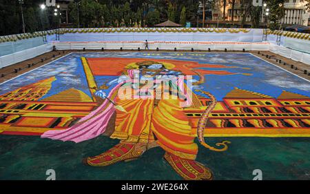 Mumbai, Indien. Januar 2024. Ein Rangoli (eine traditionelle indische Kunstform mit farbigem Pulver) der hinduistischen Gottheit Lord RAM ist auf dem Boden in Mumbai dekoriert. Rangoli wurde auf dem Boden dekoriert, um der Weihe des Tempels des Hindugottes Lord RAM in Ayodhya im Bundesstaat Uttar Pradesh zu gedenken. Quelle: SOPA Images Limited/Alamy Live News Stockfoto