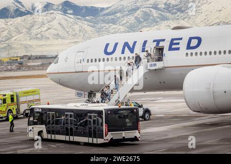 Salt Lake City, Utah, USA. Januar 2024. United Airlines Flug 2268, der von San Francisco nach Dulles geplant war, verlässt Passagiere auf den Asphalt des internationalen Flughafens Salt Lake City, nachdem sie nach Salt Lake City umgeleitet wurden. Das Flugzeug wurde vom Terminal ferngehalten und von Flugzeugrettungs- und Feuerwehreinheiten und Polizei für mehr als 30 Minuten umgeben, bevor die Passagiere in wartende Busse aussteigen durften. (Kreditbild: © James D. DeCamp/ZUMA Press Wire) NUR REDAKTIONELLE VERWENDUNG! Nicht für kommerzielle ZWECKE! Stockfoto