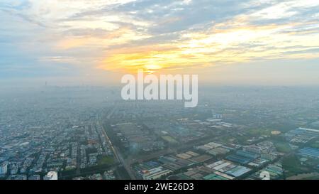 Luftaufnahme der Stadt Saigon am Morgen in Südvietnam. Stadtentwicklung, Verkehrsinfrastruktur und Grünparks Stockfoto