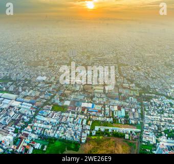 Luftaufnahme der Stadt Saigon am Morgen in Südvietnam. Stadtentwicklung, Verkehrsinfrastruktur und Grünparks Stockfoto