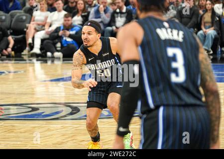Orlando, Florida, USA, 22. Januar 2024, Orlando Magic Guard Cole Anthony #50 stürzt vor das Kia Center. (Foto: Marty Jean-Louis) Stockfoto