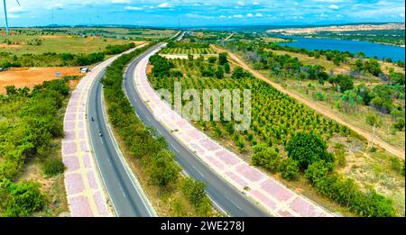 Luftaufnahme der Autobahn in der Wüste, Mui ne, Vietnam. Dies gilt als die schönste Straße durch die Wüste von Mui ne nach Phan Ri entlang Stockfoto