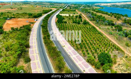 Luftaufnahme der Autobahn in der Wüste, Mui ne, Vietnam. Dies gilt als die schönste Straße durch die Wüste von Mui ne nach Phan Ri entlang Stockfoto