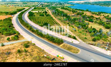 Luftaufnahme der Autobahn in der Wüste, Mui ne, Vietnam. Dies gilt als die schönste Straße durch die Wüste von Mui ne nach Phan Ri entlang Stockfoto
