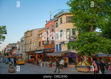 Historische Geschäftsgebäude in der Akbiyik Caddesi Straße bei Sonnenuntergang in Sultanahmet in der historischen Stadt Istanbul, Türkei. Die historischen Viertel von Istanbul sind ein Stockfoto