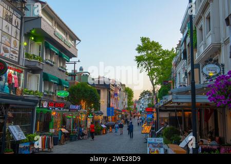 Historische Geschäftsgebäude in der Akbiyik Caddesi Straße bei Sonnenuntergang in Sultanahmet in der historischen Stadt Istanbul, Türkei. Die historischen Viertel von Istanbul sind ein Stockfoto