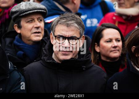 Paris, Frankreich. Januar 2024. Olivier Faure, französischer Abgeordneter der PS (Sozialistische Partei) während der Demonstration gegen das neue Einwanderungsgesetz. Mehrere Demonstrationen gegen das neue Einwanderungsgesetz fanden in mehreren französischen Städten statt. Nach Angaben der Organisatoren mobilisierten sich 150.000 Menschen im ganzen Land, eine Zahl, die weit über den von den Behörden erklärten 75.000 liegt. In Paris protestierten rund 25.000 Demonstranten zwischen Trocadero und Invaliden. Quelle: SOPA Images Limited/Alamy Live News Stockfoto