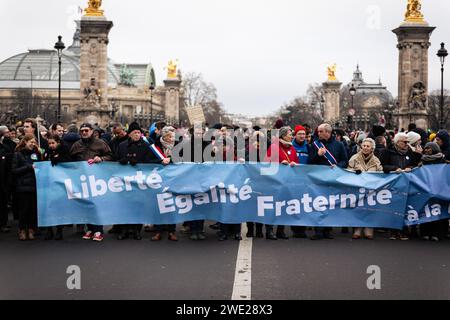 Paris, Frankreich. Januar 2024. Mehrere politische Persönlichkeiten wie Fabien Roussel ( Kommunistische Partei Frankreichs ) und Olivier Faure ( Sozialistische Partei ) waren während der Demonstration gegen das neue Einwanderungsgesetz zu sehen. Mehrere Demonstrationen gegen das neue Einwanderungsgesetz fanden in mehreren französischen Städten statt. Nach Angaben der Organisatoren mobilisierten sich 150.000 Menschen im ganzen Land, eine Zahl, die weit über den von den Behörden erklärten 75.000 liegt. In Paris protestierten rund 25.000 Demonstranten zwischen Trocadero und Invaliden. Quelle: SOPA Images Limited/Alamy Live News Stockfoto