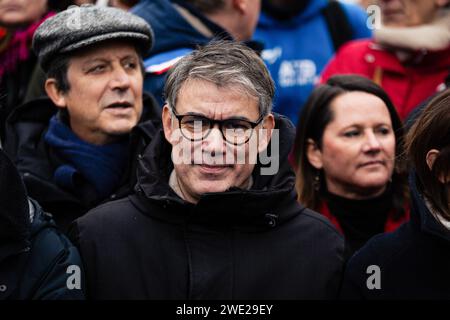 Paris, Frankreich. Januar 2024. Olivier Faure, französischer Abgeordneter der PS (Sozialistische Partei) während der Demonstration gegen das neue Einwanderungsgesetz. Mehrere Demonstrationen gegen das neue Einwanderungsgesetz fanden in mehreren französischen Städten statt. Nach Angaben der Organisatoren mobilisierten sich 150.000 Menschen im ganzen Land, eine Zahl, die weit über den von den Behörden erklärten 75.000 liegt. In Paris protestierten rund 25.000 Demonstranten zwischen Trocadero und Invaliden. (Foto: Telmo Pinto/SOPA Images/SIPA USA) Credit: SIPA USA/Alamy Live News Stockfoto