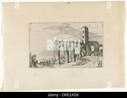 Ruine van Aquädukt, Anonym, nach Willem van Nieulandt (II), 1594 - 1685 Druck in einer Landschaft, die bewachsene Ruine eines Aquädukts mit Turm befindet sich auf der rechten Seite. Links eine Straße mit Figuren und Eseln. Eine Stadt im Hintergrund. Print ist Teil einer Reihe römischer Ruinen und Küstenlandschaften nach Drucken von Willem van Nieulandt. Diese Serie ist eine Kopie der Serie, die Claes Jansz Visscher für Van Nieulandt gemacht hat. Papierätzlandschaft mit Ruinen Stockfoto