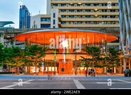 BANGKOK, THAILAND - 28. JULI 2020: In der Dämmerung sehen Sie das neue Apple Store-Gebäude im Central World Shopping Mall, dies ist der 2. Apple Store in Thailand Stockfoto